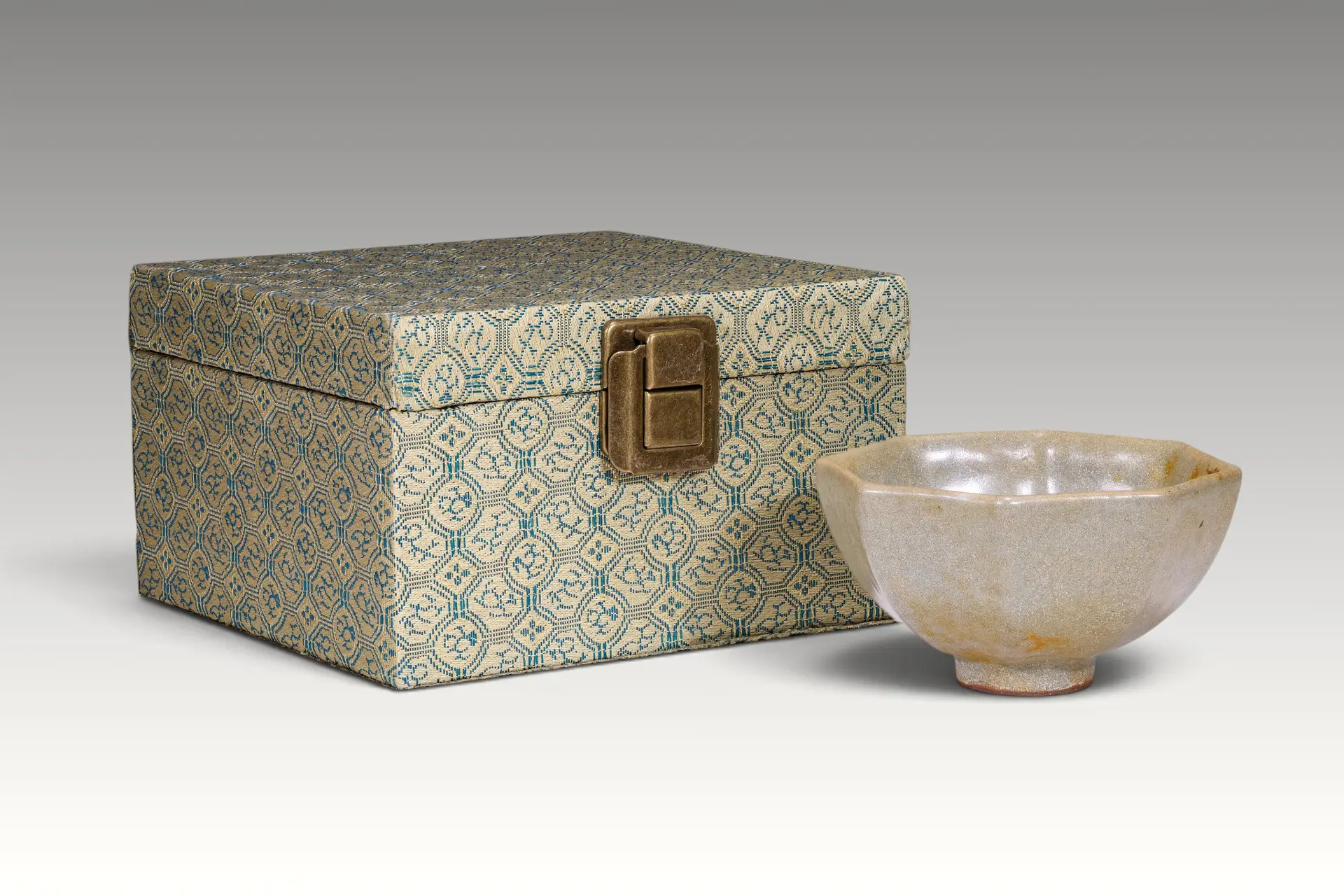 CHINESE LONGQUAN CELADON OCTAGONAL CUP