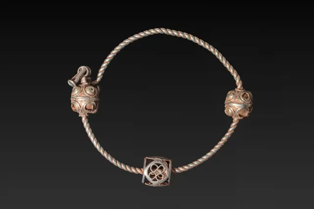 BYZANTINE GOLD EARRING WITH OPENWORK BEADS