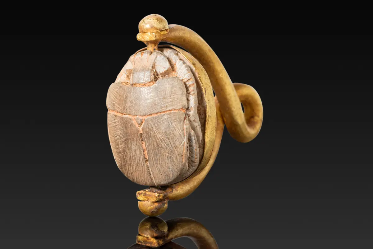 EGYPTIAN STEATITE SCARAB WITH HIEROGLYPHIC INSCRIPTION IN HIGH KARAT