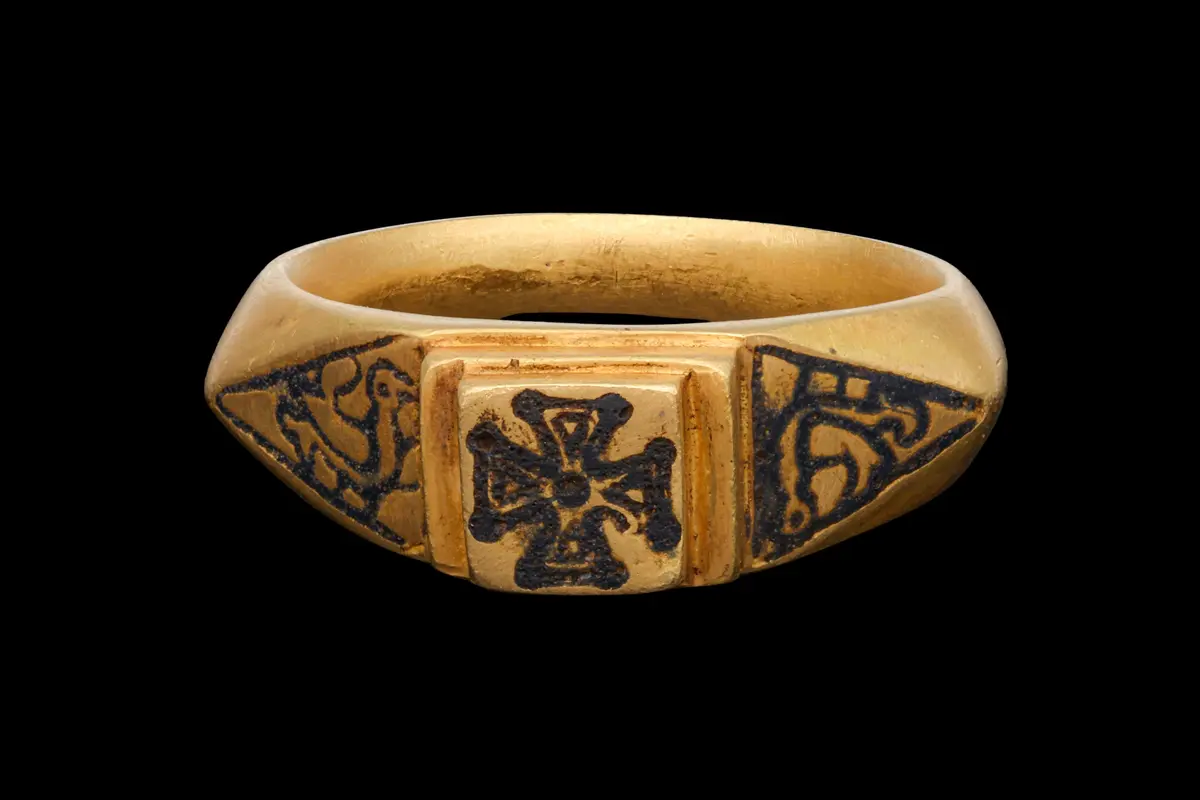 BYZANTINE NIELLO GOLD RING WITH CROSS AND DOVES