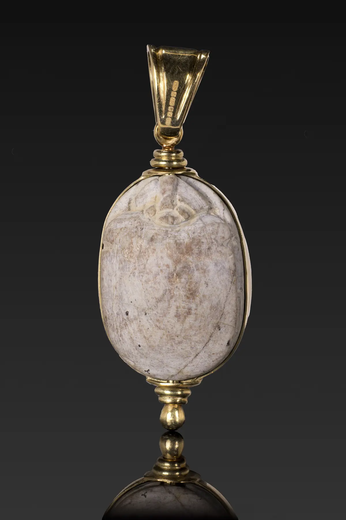 EGYPTIAN STEATITE SCARAB WITH A KNEELING PHARAOH IN GOLD PENDANT