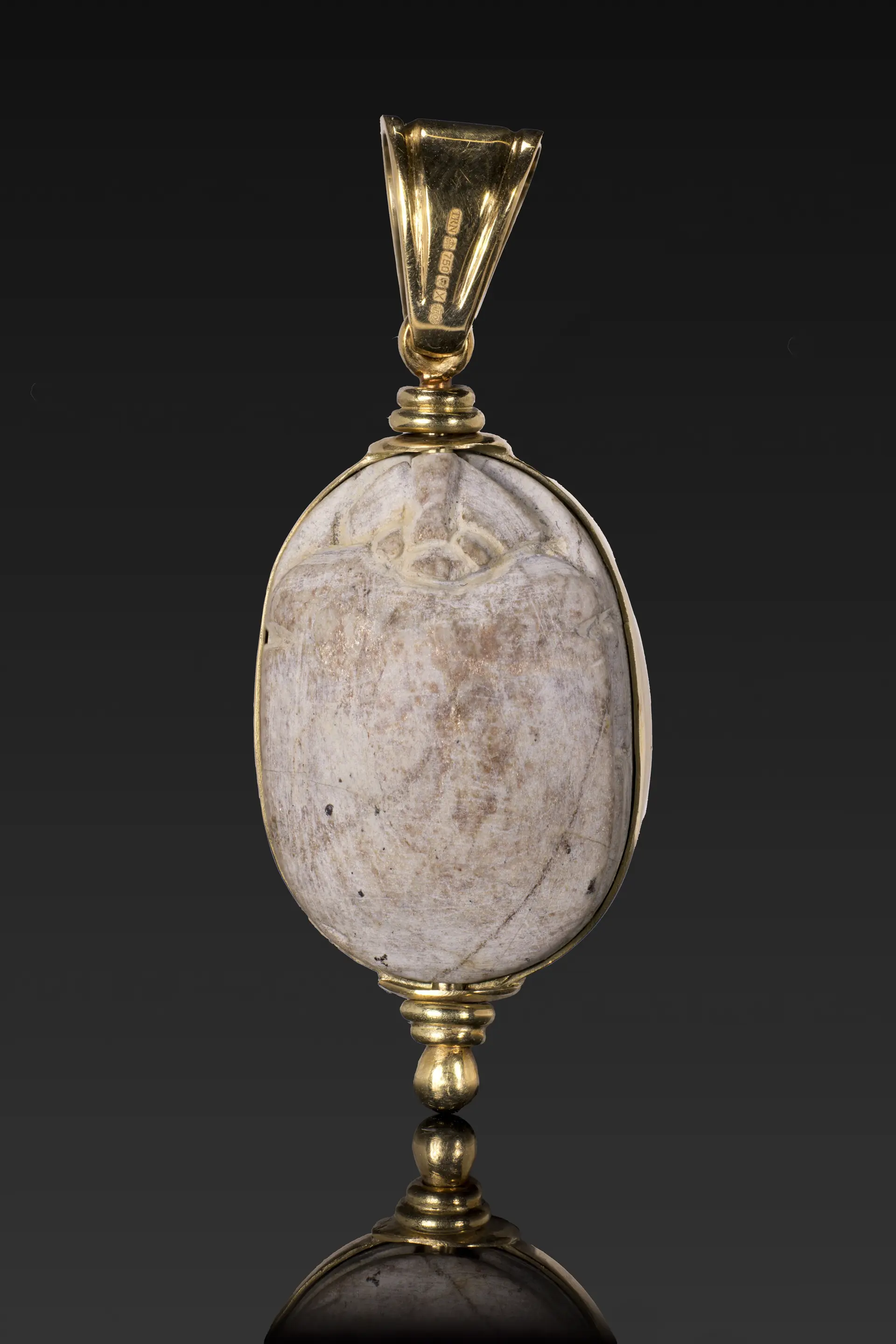 EGYPTIAN STEATITE SCARAB WITH A KNEELING PHARAOH IN GOLD PENDANT