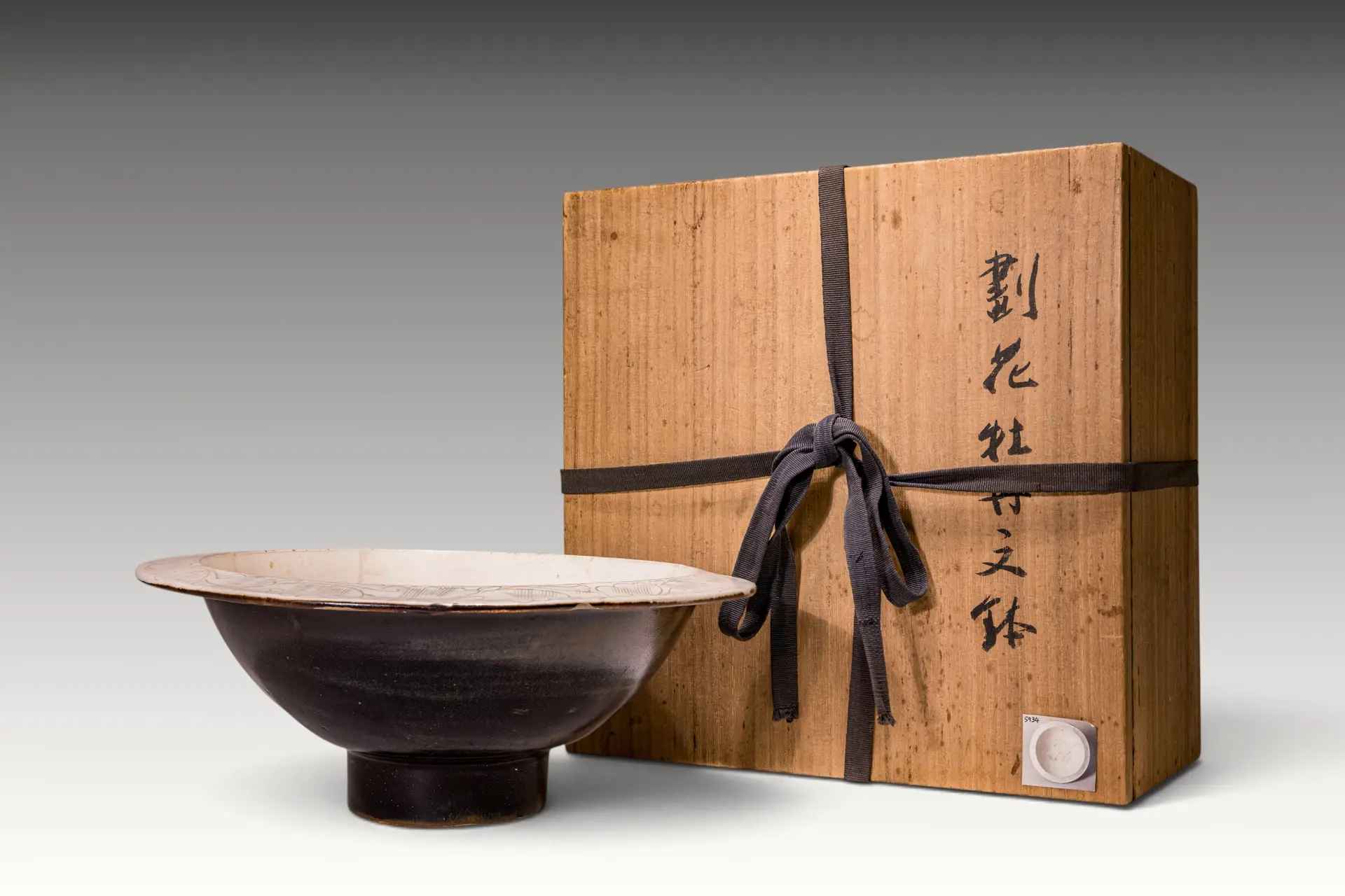 CHINESE CIZHOU CARVED BOWL