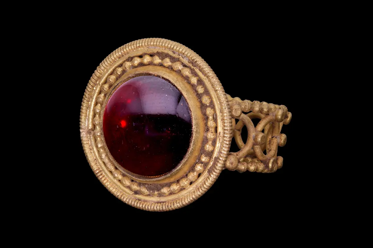 HELLENISTIC GARNET CABOCHON IN OPENWORK GOLD RING