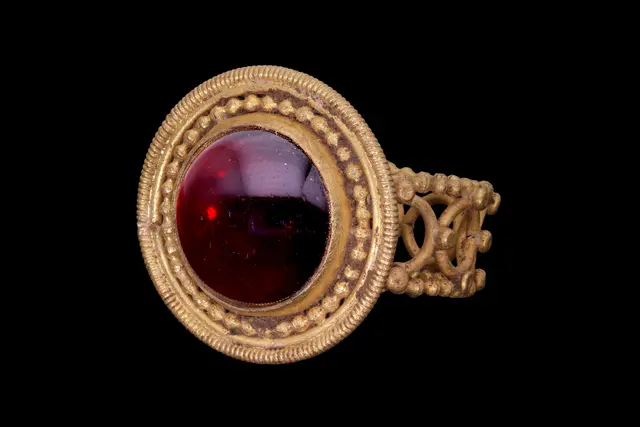 HELLENISTIC GARNET CABOCHON IN OPENWORK GOLD RING