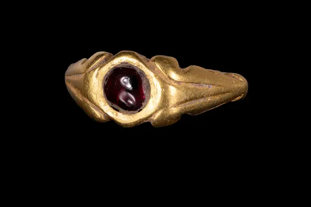 LATE ROMAN GOLD RING WITH RED GARNET CABOCHON