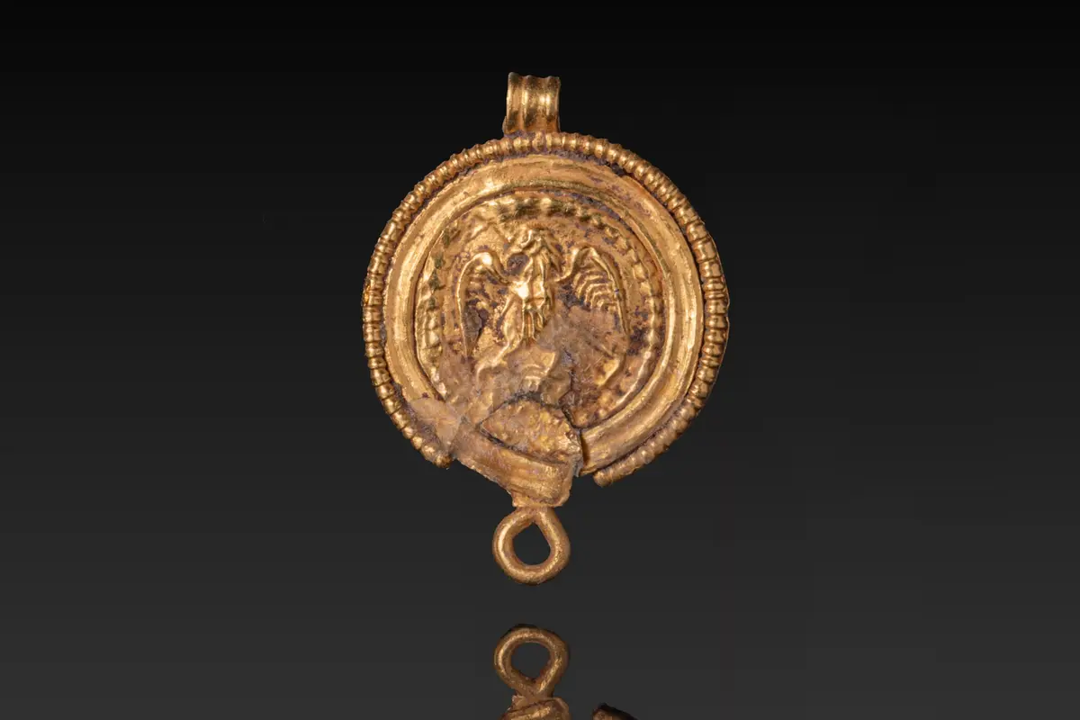 ROMAN HIGH KARAT GOLD DISC PENDANT WITH LEGIONARY EAGLE