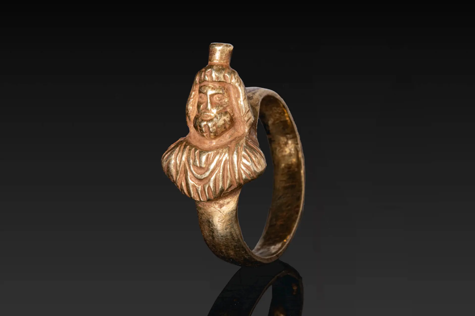 ROMAN HIGH KARAT GOLD RING WITH BUST OF SERAPIS