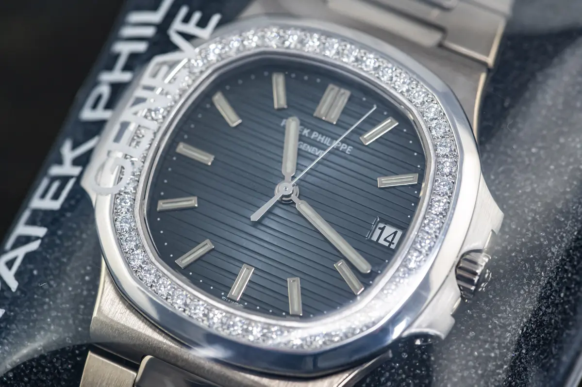Patek Philippe 5713 sehr seltene Nautilus Diamant Lünette Weißgold sealed
