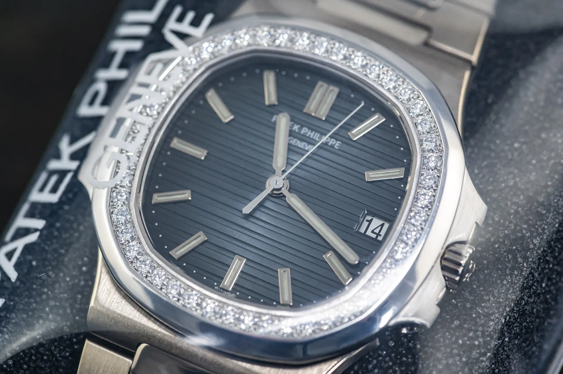 Patek Philippe 5713 sehr seltene Nautilus Diamant Lünette Weißgold sealed