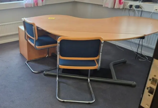 ELEKTRISKT HÖJ/SÄNKBART SKRIVBORD m.m.