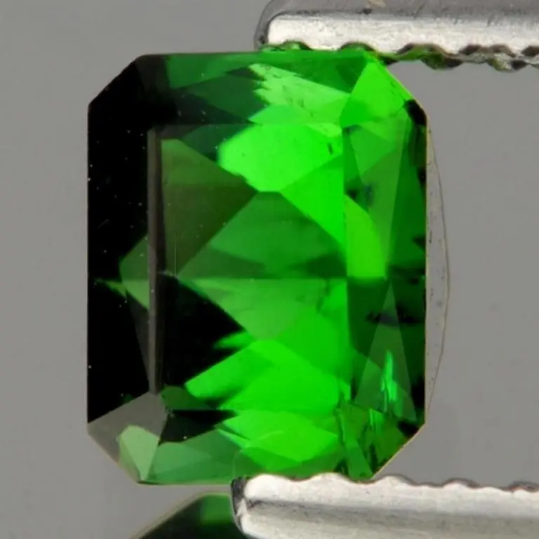 Natural Octagon Green Tourmaline {Flawless-VVS1}