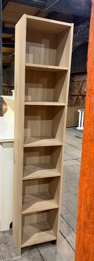 Hög smal bokhylla