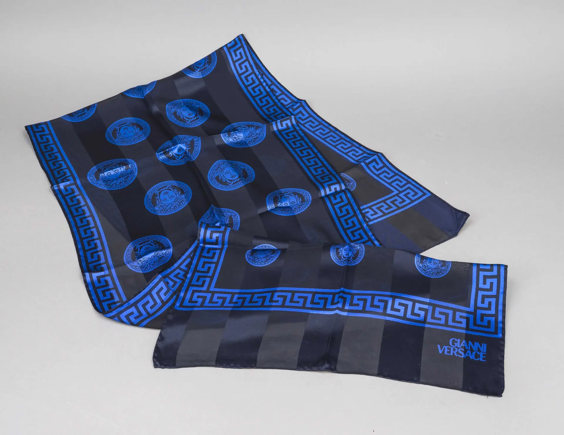 Versace, leichter, semitransparen