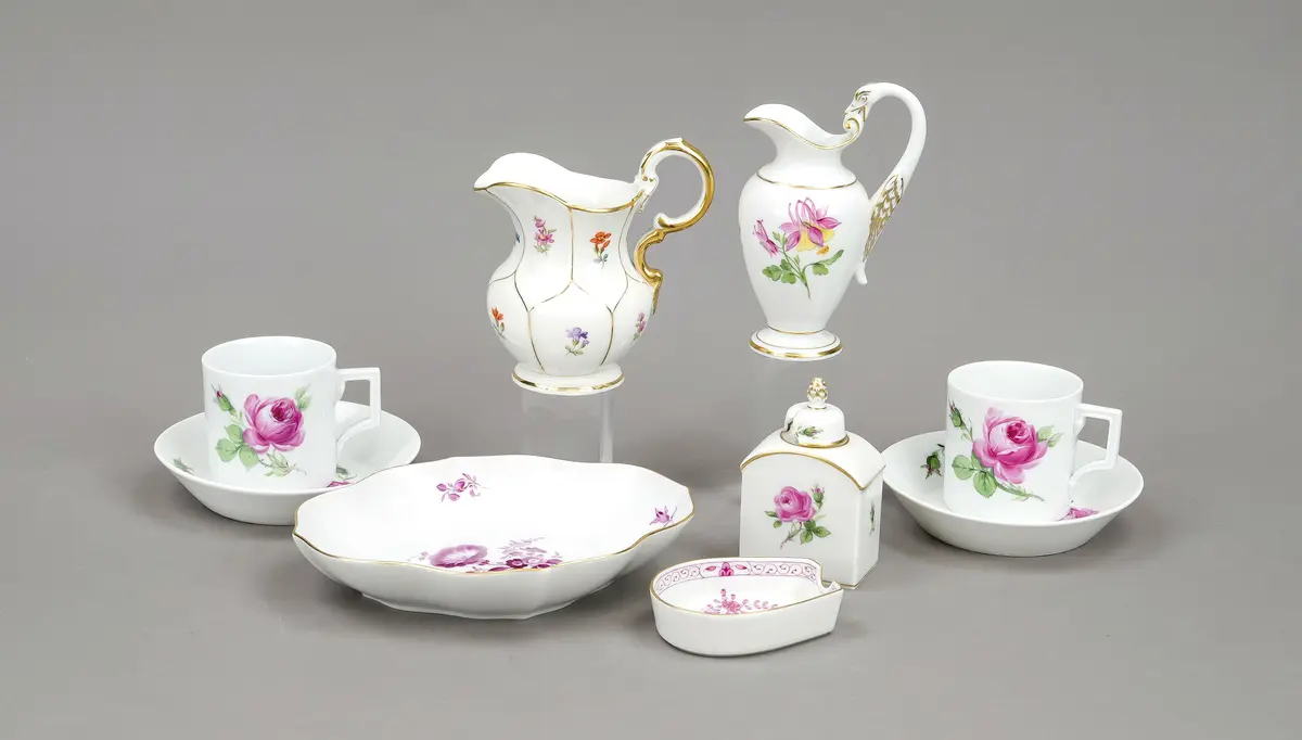 9 Teile Meissen, 2 Tassen mit UT