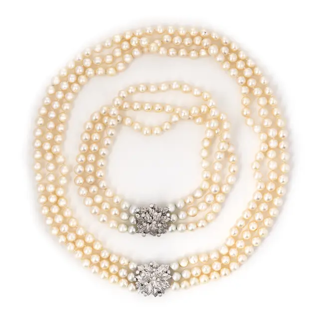 Due collane di Perle. Una lunga collana a tre fili di perle con fermezza