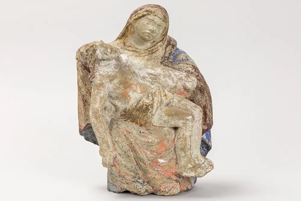 Antieke sculptuur in witsteen met restanten van polychromie : "Pieta"