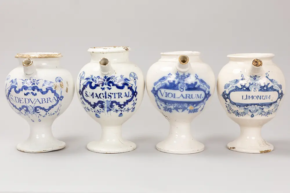 Lot van vier achttiende eeuwse apothekerskruiken in faience van Delft