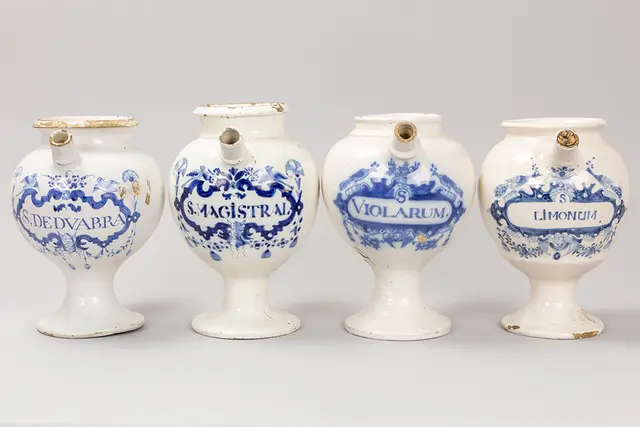 Lot van vier achttiende eeuwse apothekerskruiken in faience van Delft