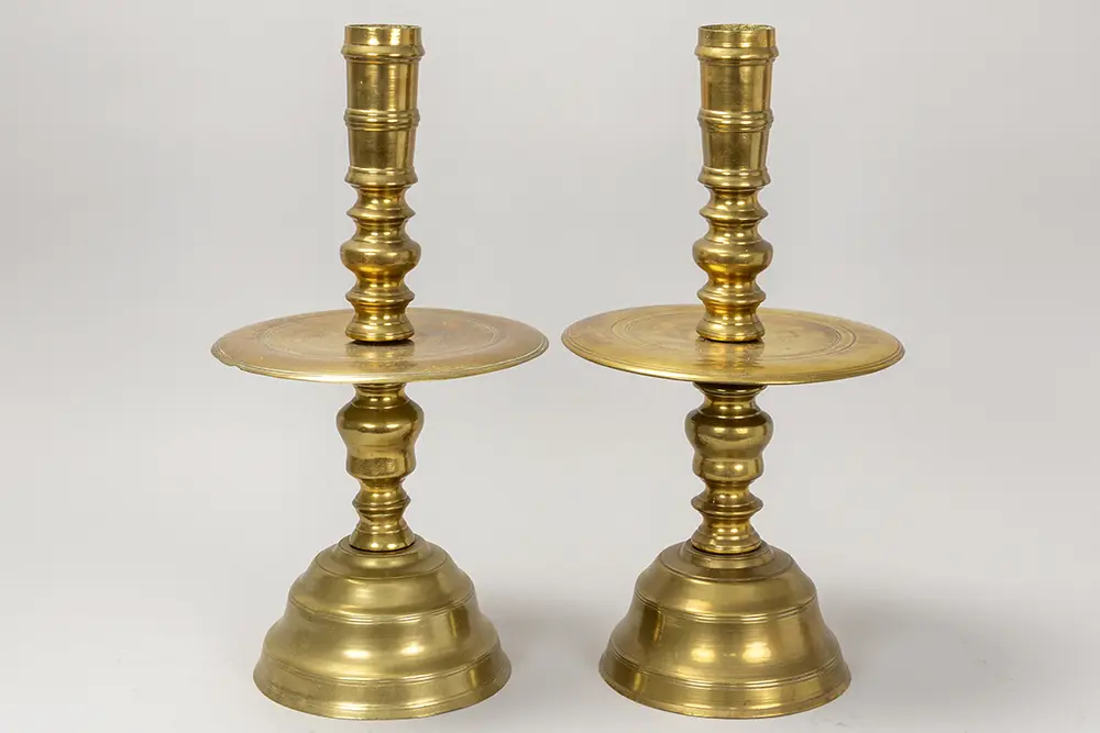 Paar grote (26 cm diameter) zeventiende eeuwse druipkandelaars in