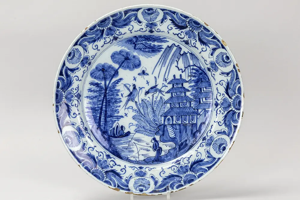 Achttiende eeuwse schaal in faience van Delft, gemerkt "De Witte Ster
