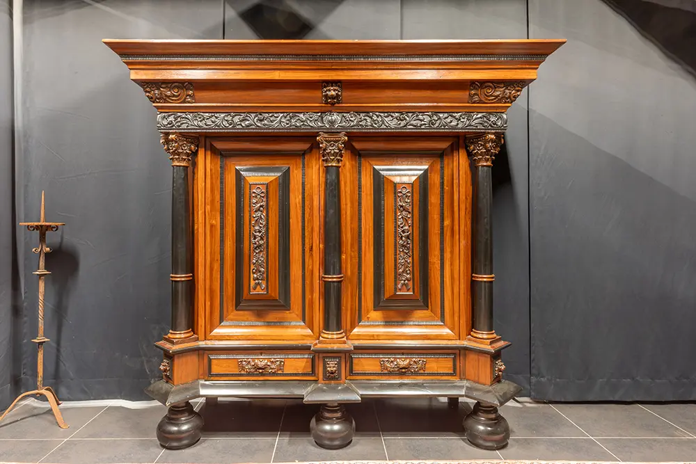 Antiek barok kabinet, een combinatie van de traditionele kussen- met