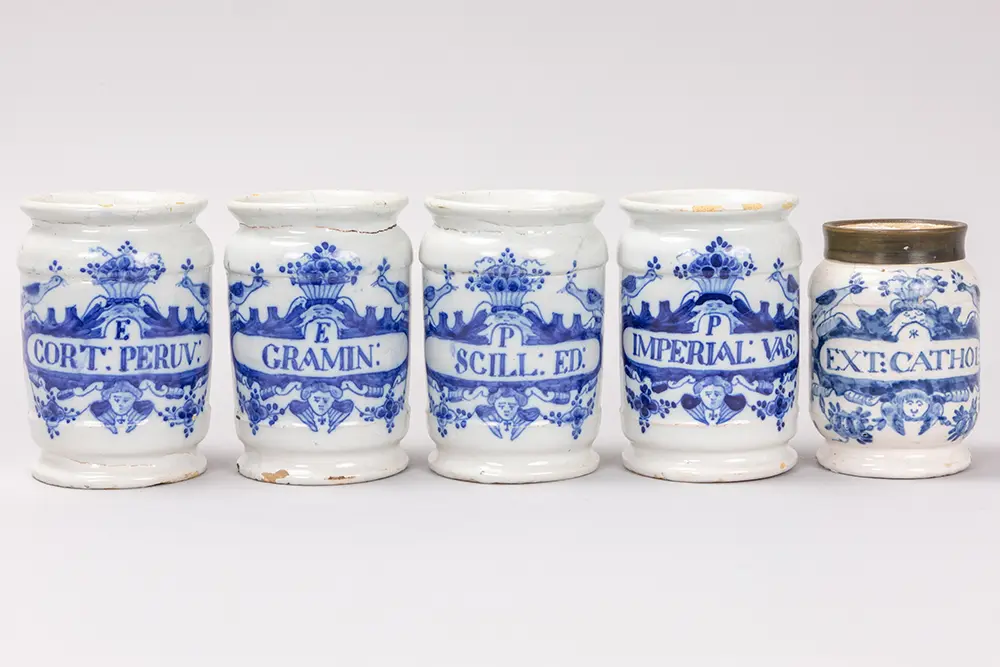 Lot van vijf achttiende eeuwse apothekerspotjes in faience van Delft