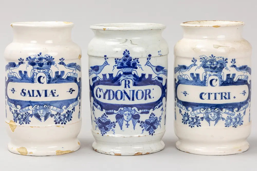 Lot van drie achttiende eeuwse apothekerspotten in faience van Delft