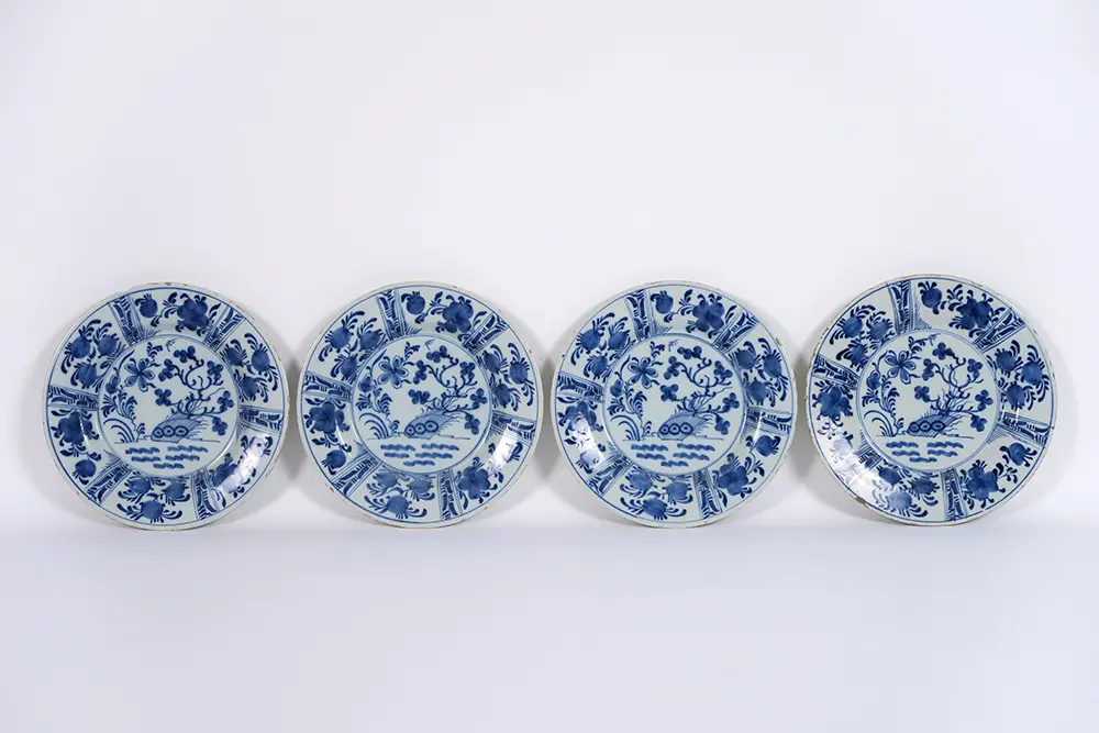 Set van vier achttiende eeuwse borden in faïence van Delft met blauwwit