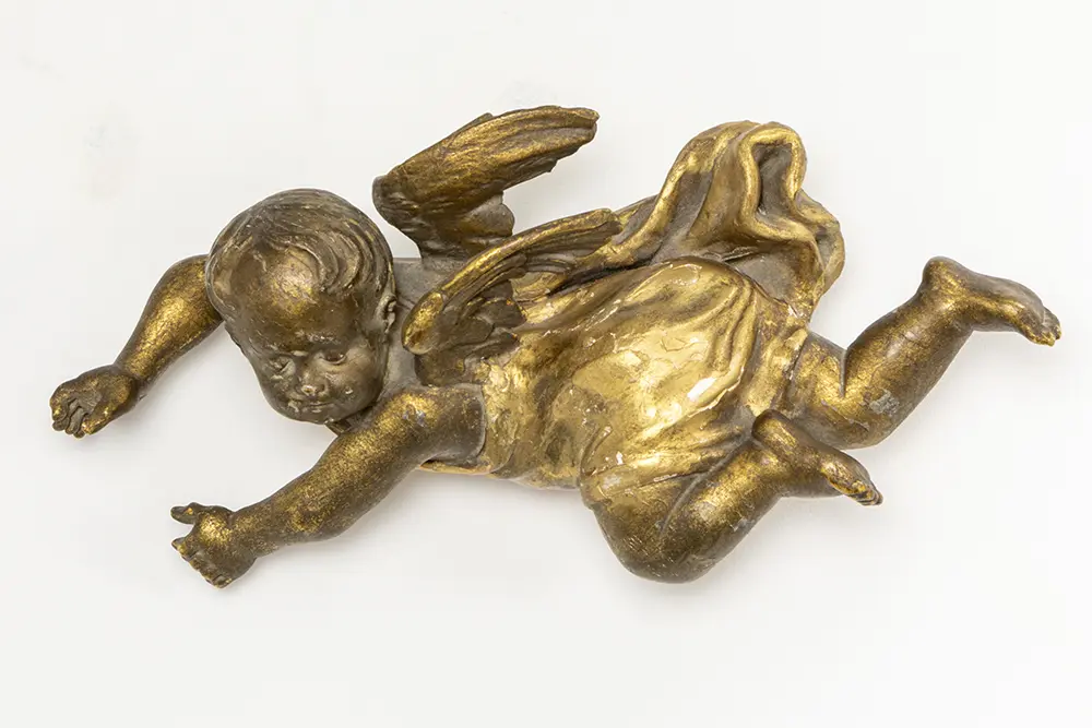 Achttiende eeuwse sculptuur in de vorm van een amourtje in hout met