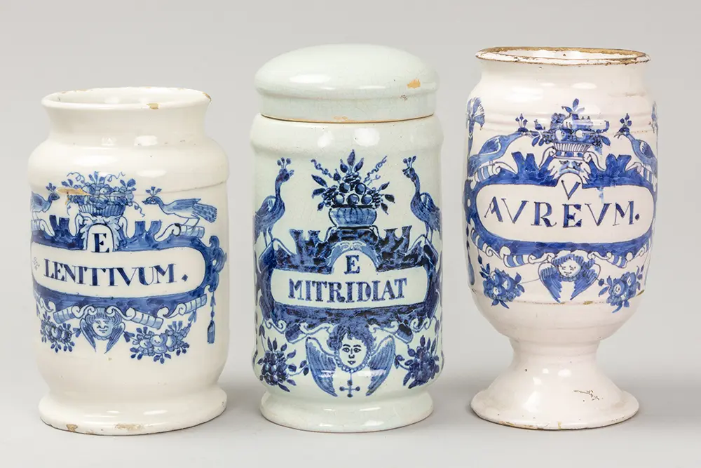 Lot (3) met twee achttiende eeuwse apothekerspotten en een gedekselde