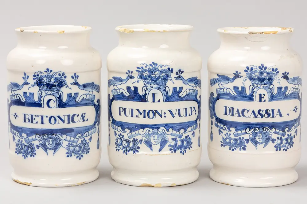 Lot van drie achttiende eeuwse apothekerspotten in faience van Delft