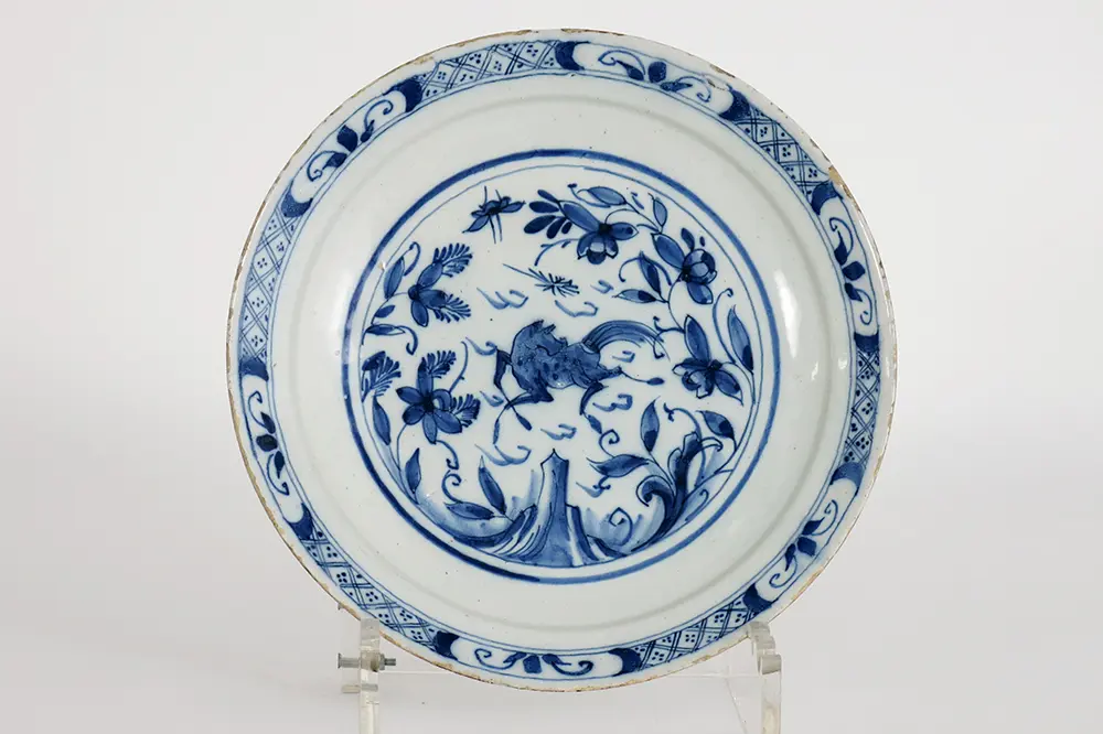 Achttiende eeuws pannenkoekenbord in Delftse faience met een chinoiseriedecor