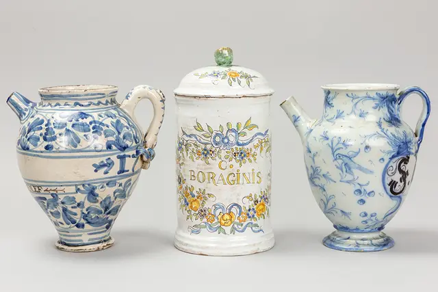 Lot (3) achttiende eeuwse Italiaanse majolica met een gedekselde pot