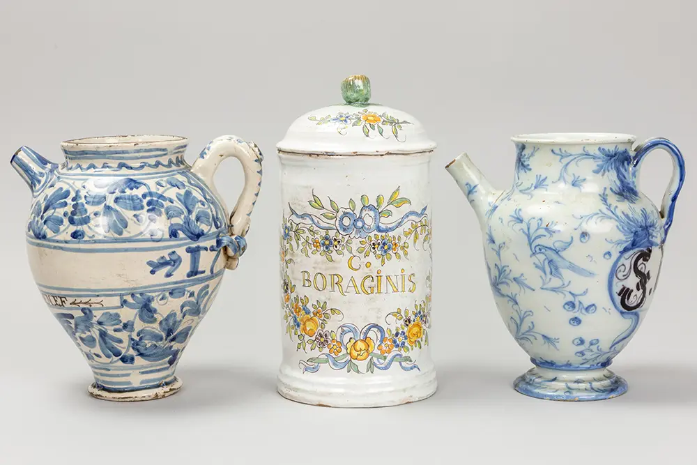 Lot (3) achttiende eeuwse Italiaanse majolica met een gedekselde pot