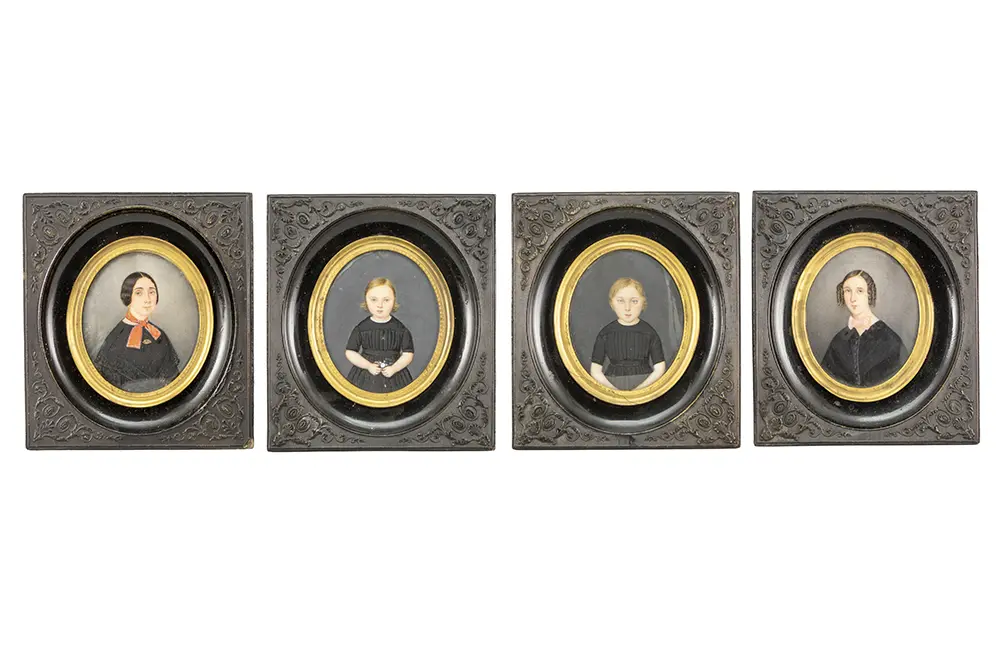 Lot (4) antieke miniaturen, telkens met een portret / four antique