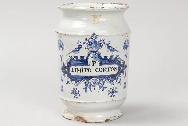 Zeventiende eeuwse apothekerspot in faience van Delft met een blauwwit
