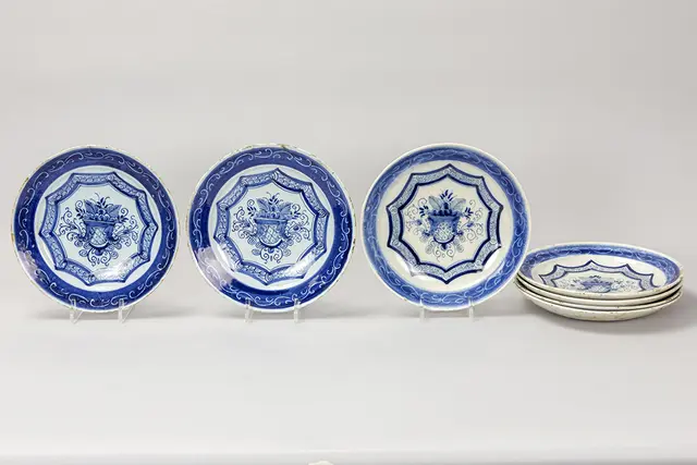 Reeks van zeven achttiende eeuwse pannekoekenborden in faience van