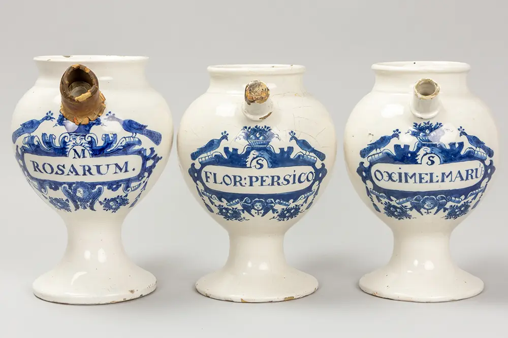 Lot van drie achttiende eeuwse apothekerskruiken in faience van Delft