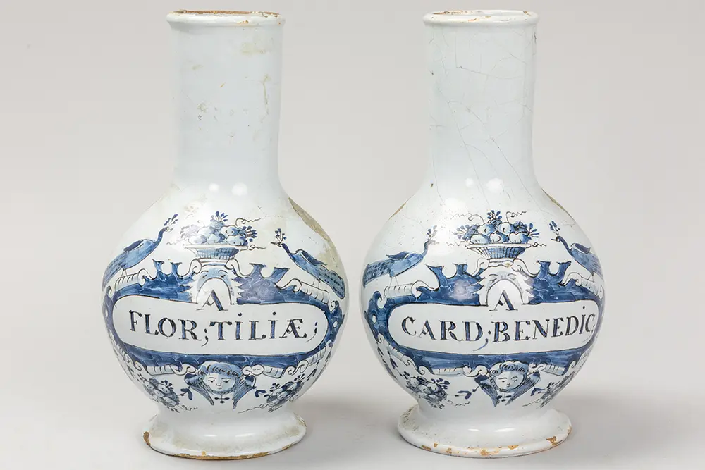 Paar zeventiende eeuwse apothekersflessen in faience van Delft met