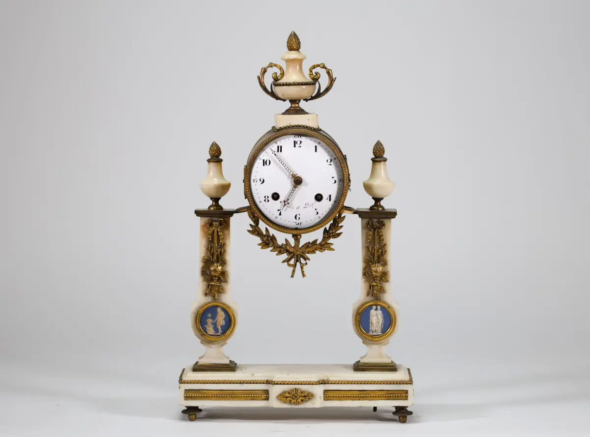 A white marble mantel clock resting on a rectangular base ad - Lot 218