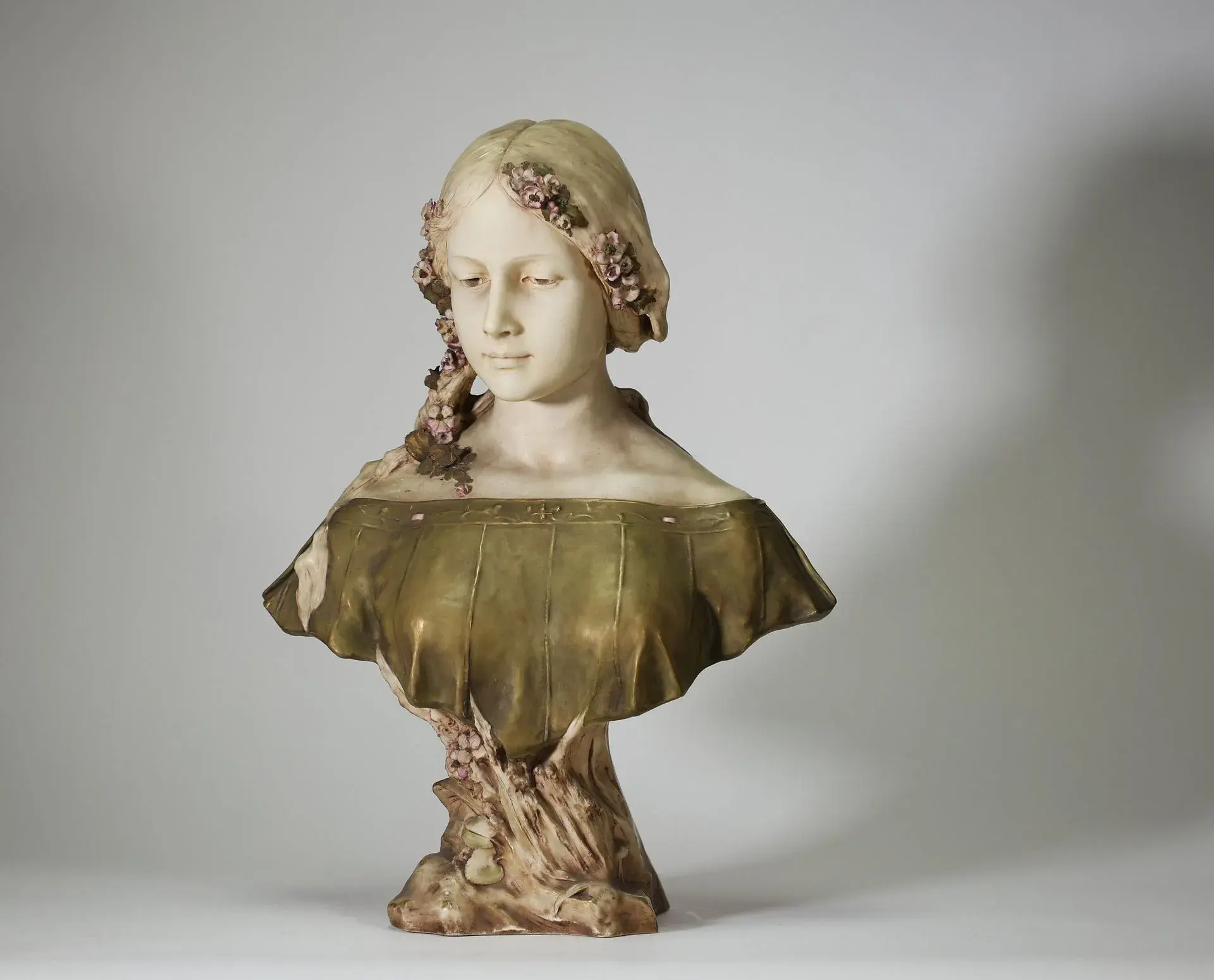 ROYAL DUX BOHEMIA – Art Nouveau bust of a young woman in pol - Lot 60