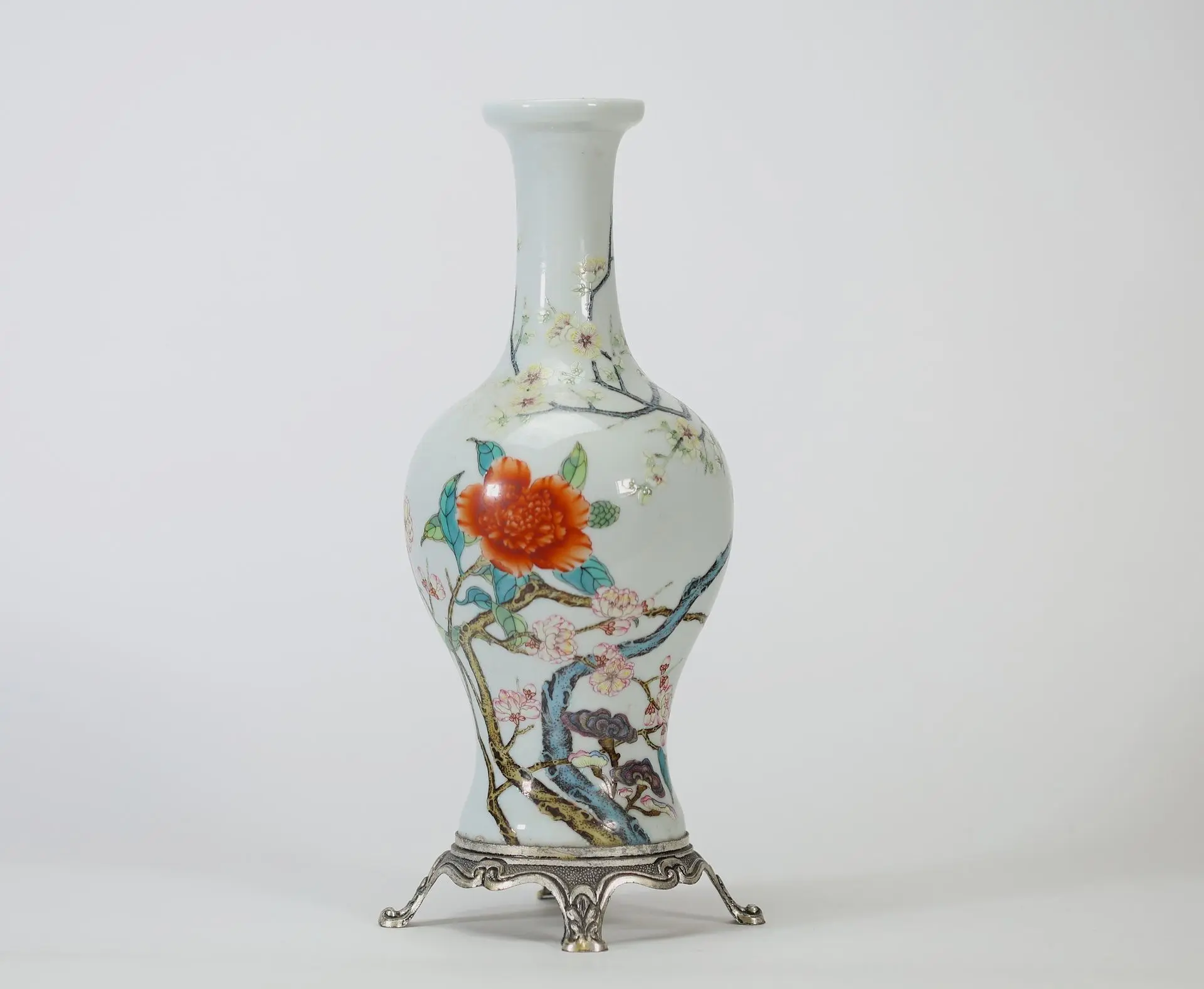 CHINA — Long-necked baluster vase in porcelain with polychro - Lot 35