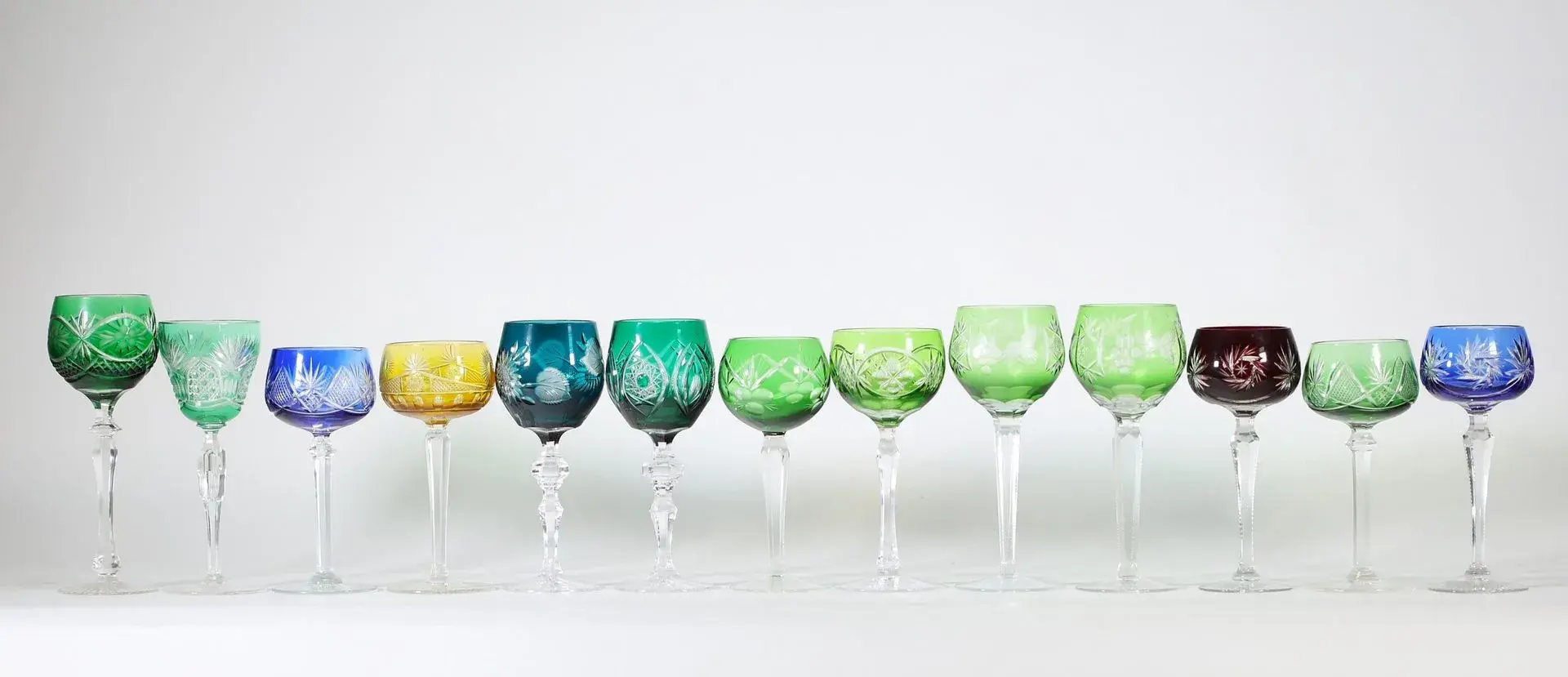Set of crystal stemmed glasses with colored lining - Lot 101