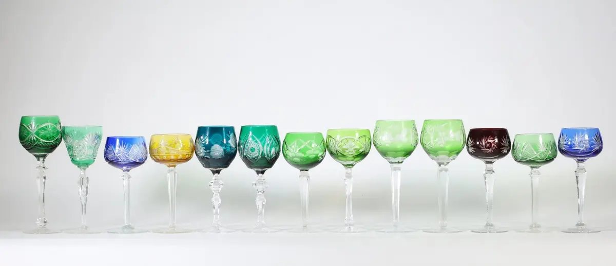 Set of crystal stemmed glasses with colored lining - Lot 101
