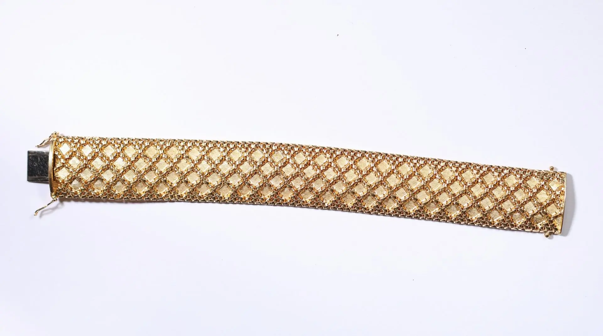 CUFF BRACELET — A striking 18-karat yellow gold (750 ‰) brac - Lot 244