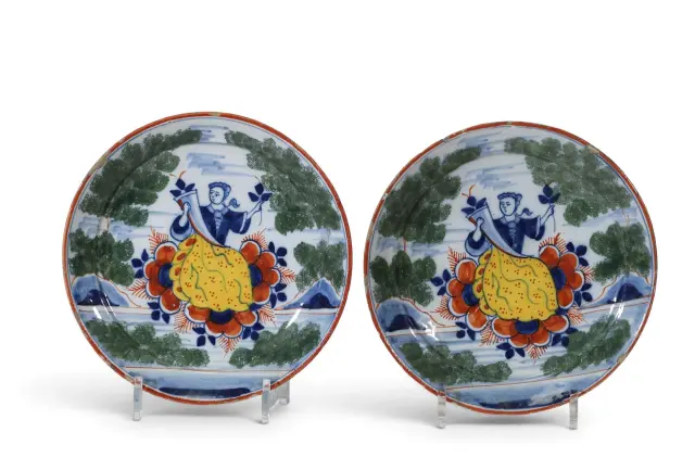DELFT — Circa 1730 — Pair of earthenware plates with polychr - Lot 130
