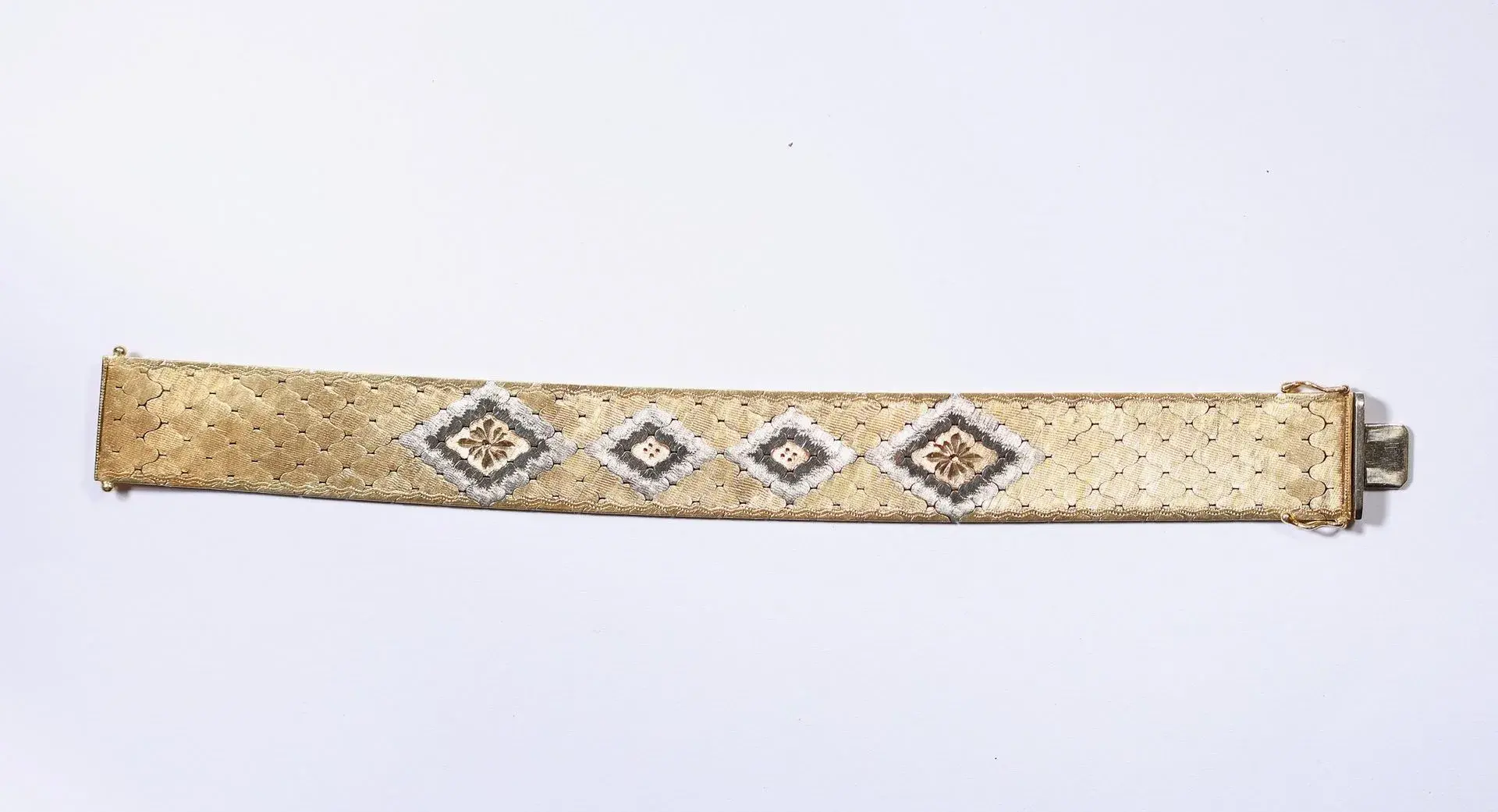 CUFF BRACELET — Bracelet in 18-karat (750 ‰) yellow and whit - Lot 245