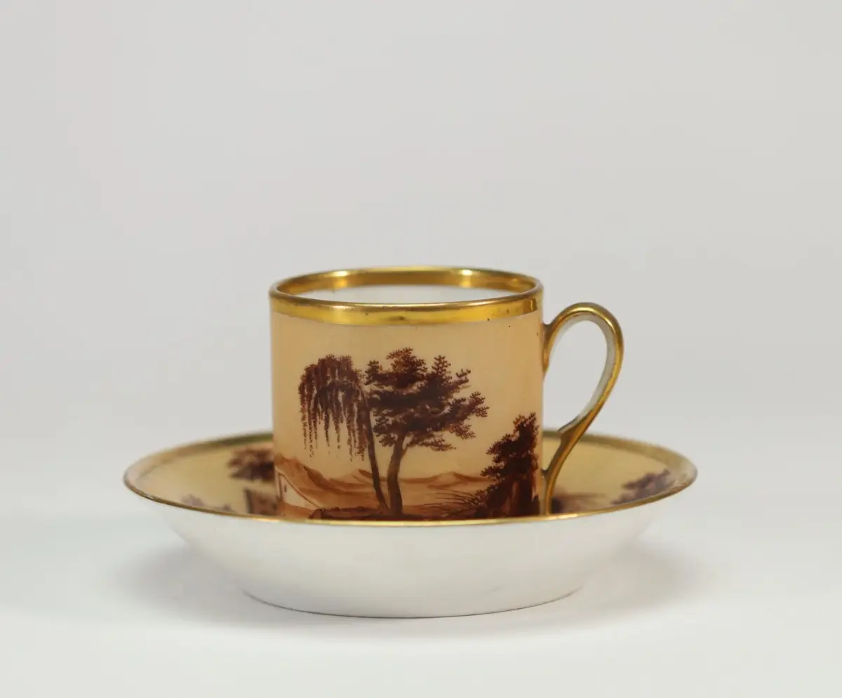 PARIS PORCELAIN – Porcelain cup and saucer, decorated in sha - Lot 213