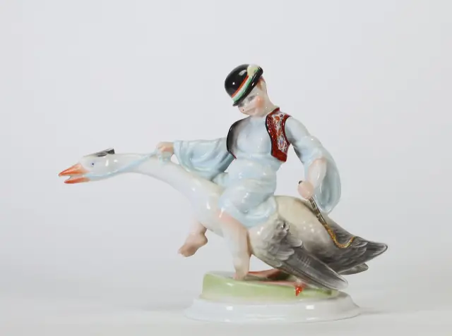 HEREND — “Nils Holgersson and His Goose” — A polychrome porc - Lot 55